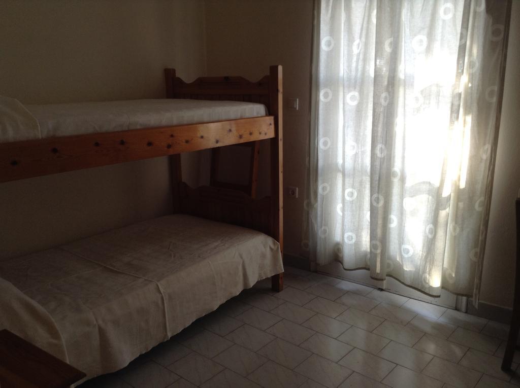Rooms To Let Katerina & John'S เปริสซา ภายนอก รูปภาพ