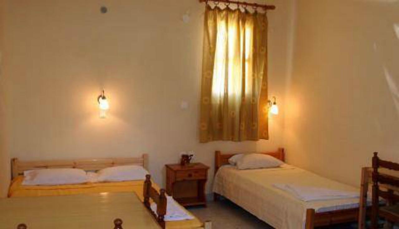 Rooms To Let Katerina & John'S เปริสซา ภายนอก รูปภาพ