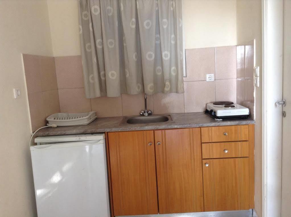 Rooms To Let Katerina & John'S เปริสซา ภายนอก รูปภาพ